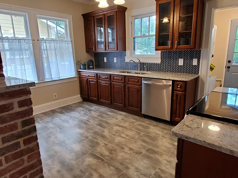 Fully updated and renovated eat in kitchen