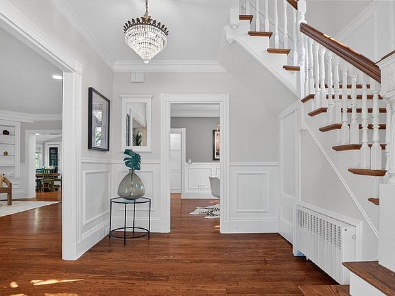 4th image of 33 Linden St