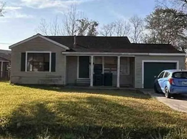220 Charles Ave, Bridge City, TX 77611