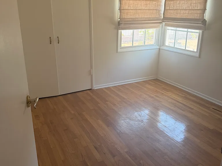 10101 Densmore Ave — Photo 2