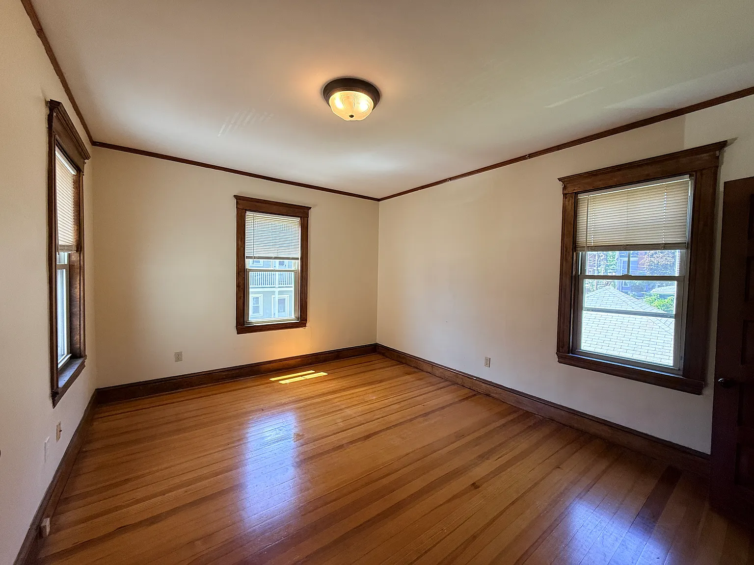 3 bed, 1.0 bath, 1230 sqft, $3,300 — Photo 3