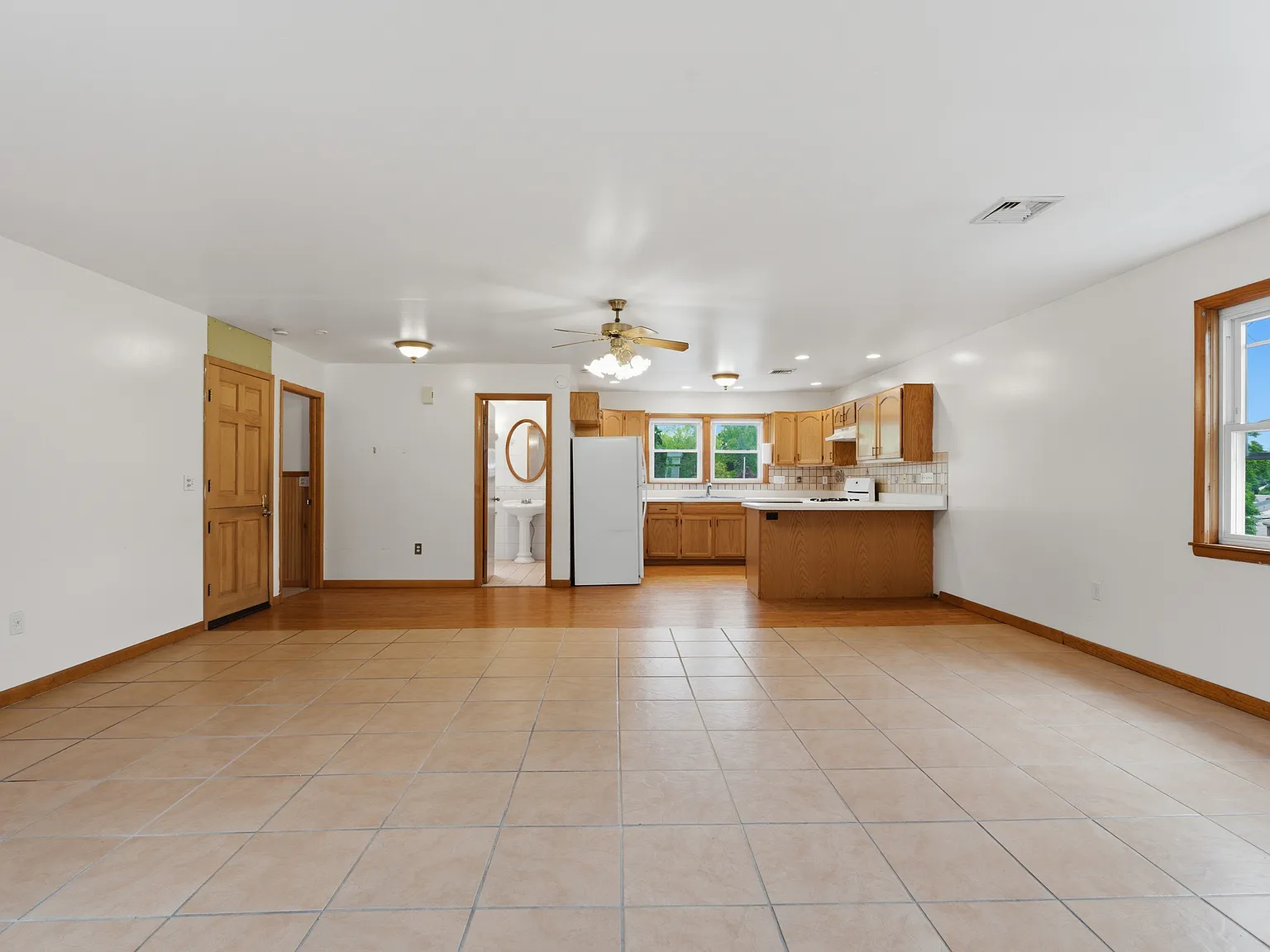 3 bed, 955 sqft, $2,650 — Photo 3