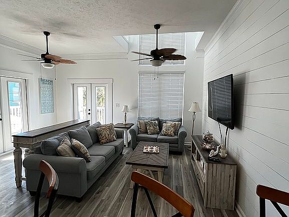 Spacious living room 