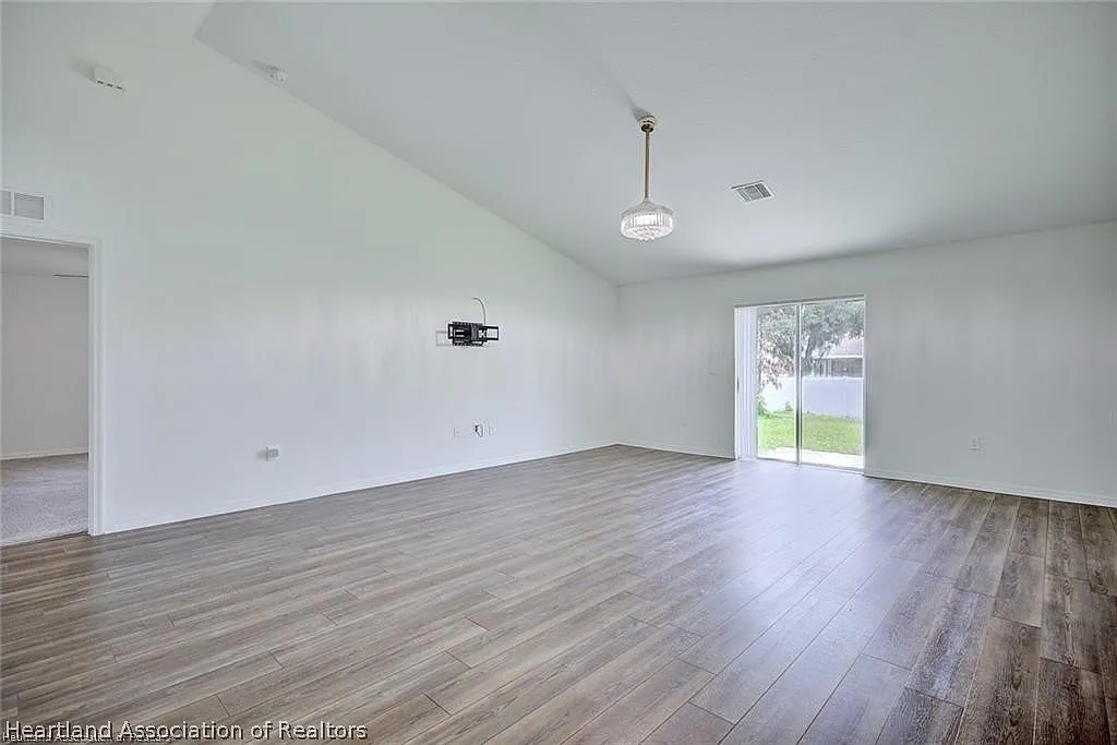 3 bed, 2.0 bath, 1737 sqft, $2,000 — Photo 4
