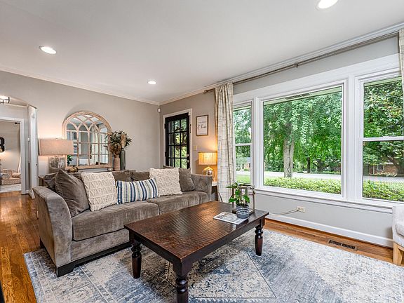 3rd image of 623 Barrywood Dr
