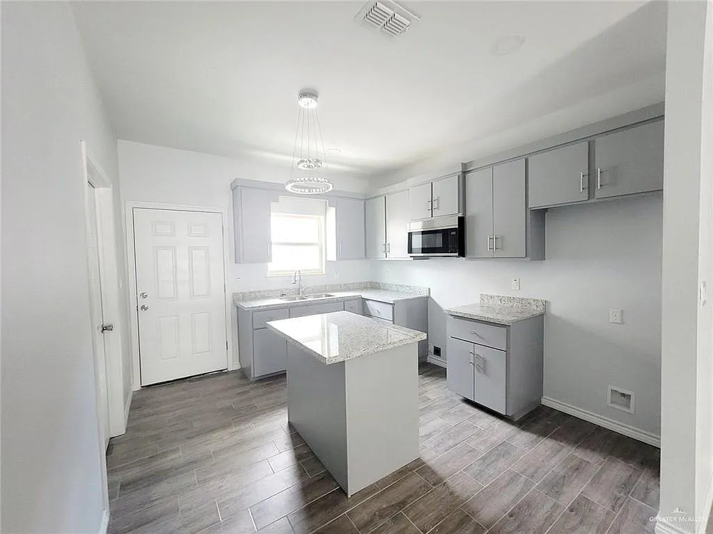 2808 Rosemary Dr — Photo 4