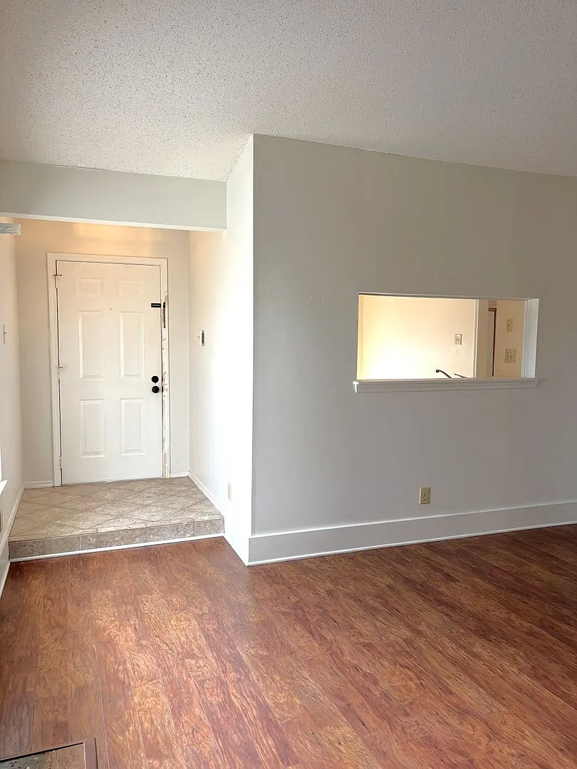 5900 Grelot Rd — Photo 2
