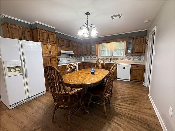 5th image of 216 Carlon Dr