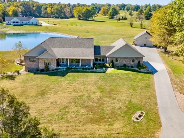 9482 S Sally Dr, Huntingburg, IN 47542