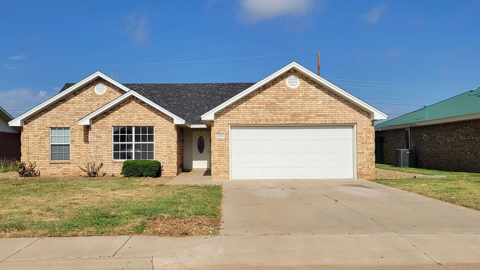 Large Home On Quiet Street — Photo 1