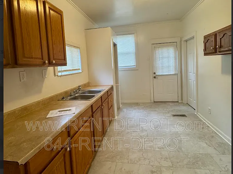 1021 Jefferson Ave — Photo 4