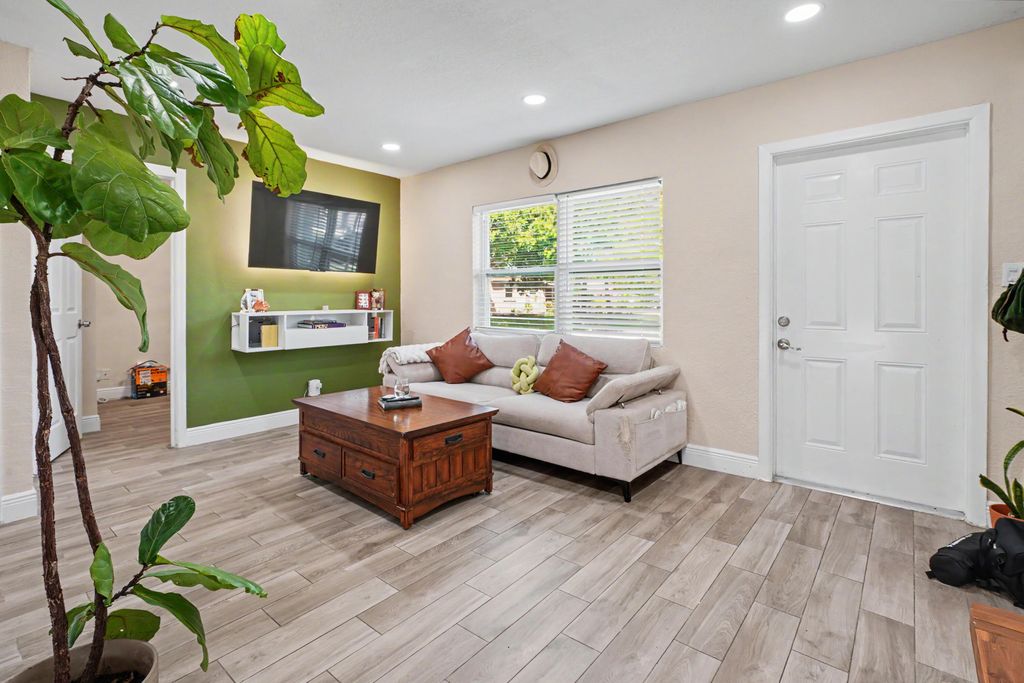 2480 NE 13th Ter, photo 5
