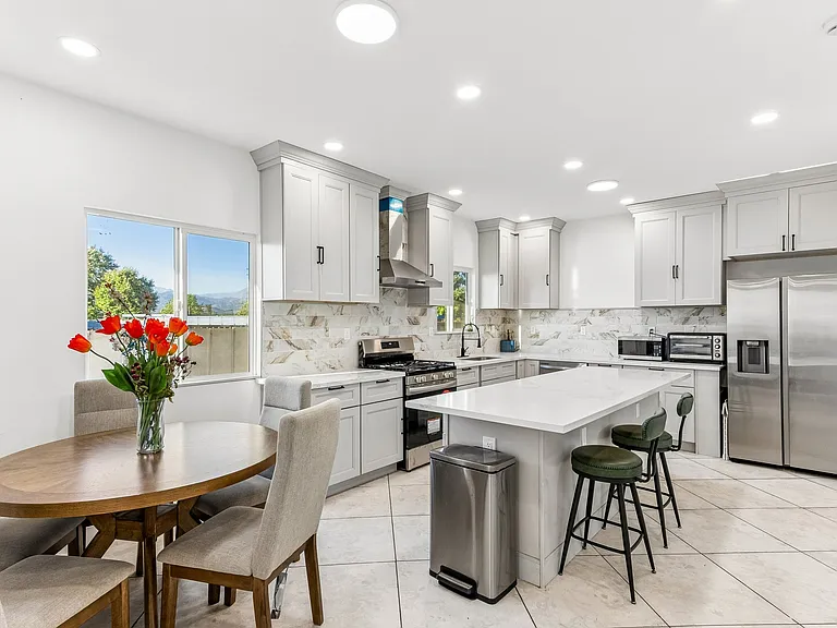509 S Barranca St #B — Photo 4