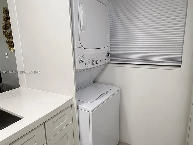 200 High Point Ct E #D — Photo 5