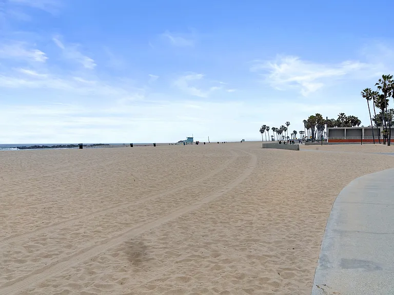 21 S Venice Blvd — Photo 14