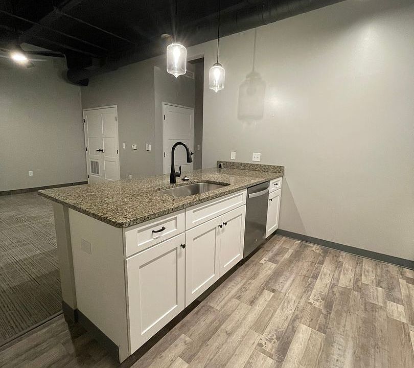 1st image of 712 Commercial St APT 205