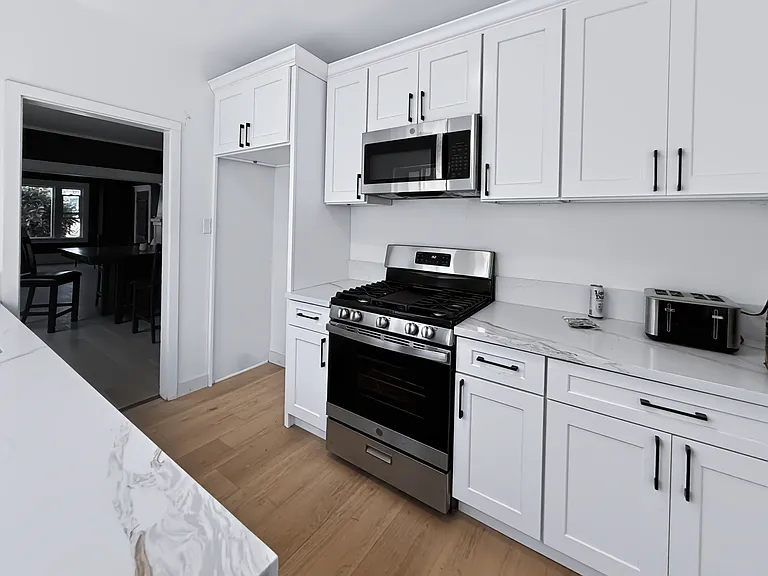 940 Everett St #1 — Photo 6