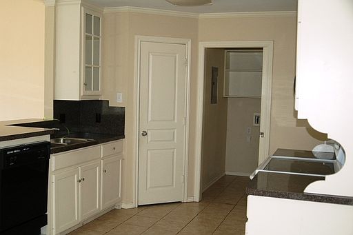 3rd image of 1901 W Jamestown Dr