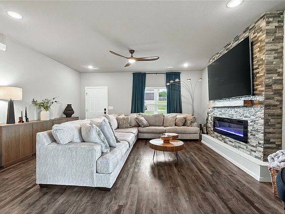 4th image of 395 Worley St