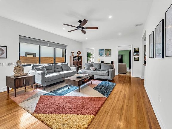 4th image of 2220 SW 25th St