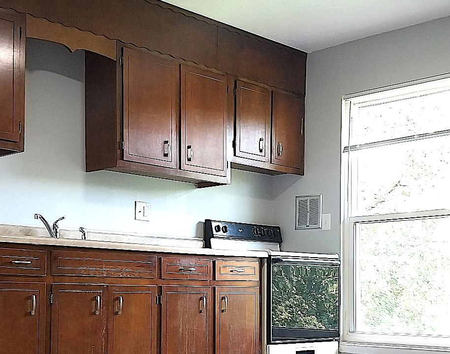 Kitchen: check-out the window and natural light!