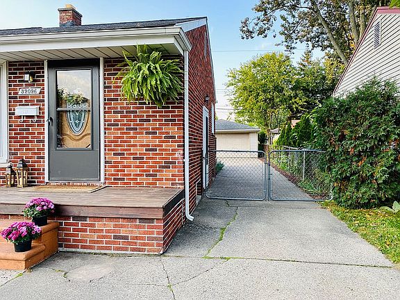 5th image of 32096 Glen St