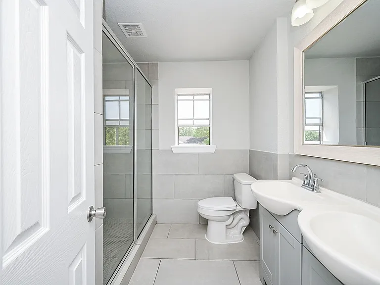 1518 East Ave — Photo 57