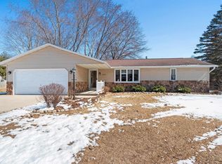 825 Green Ridge Dr, Green Bay, WI 54313