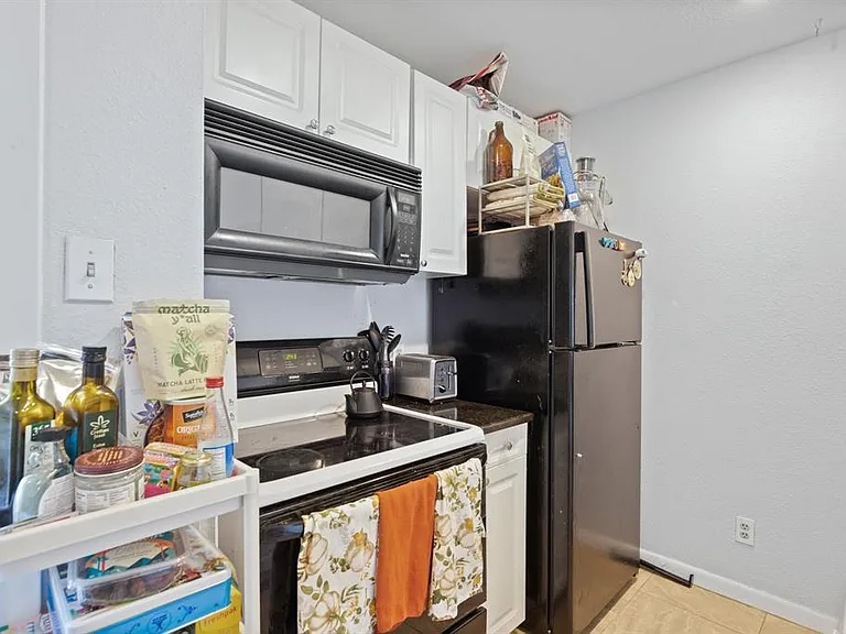 715 W 22nd 1/2 St #101 — Photo 4