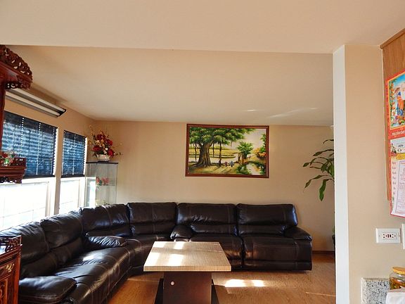 Nice size living room!!