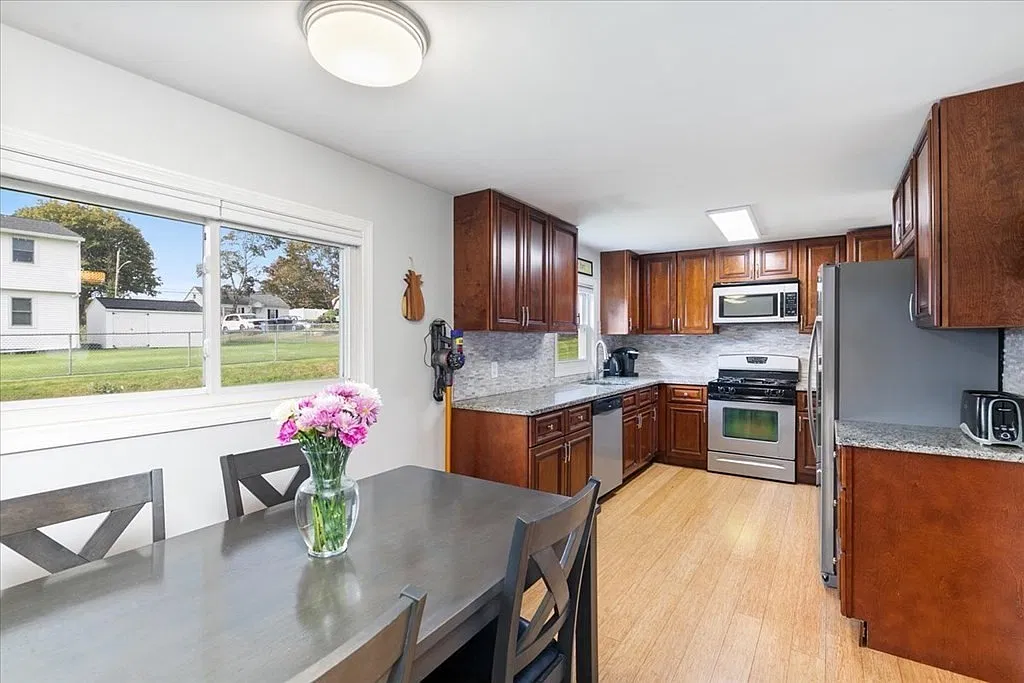 4 bed, 1957 sqft, $4,000 — Photo 2