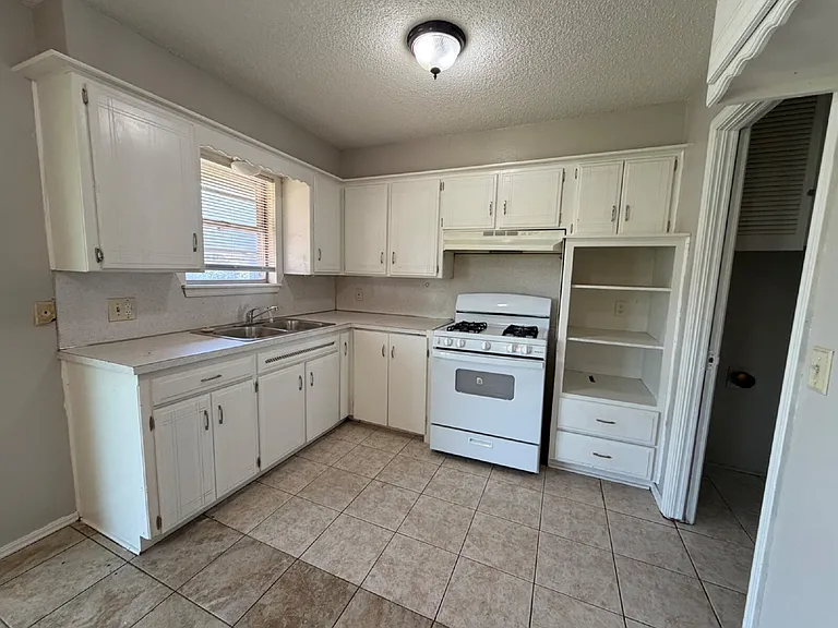 3216 Dentwood Ter — Photo 8