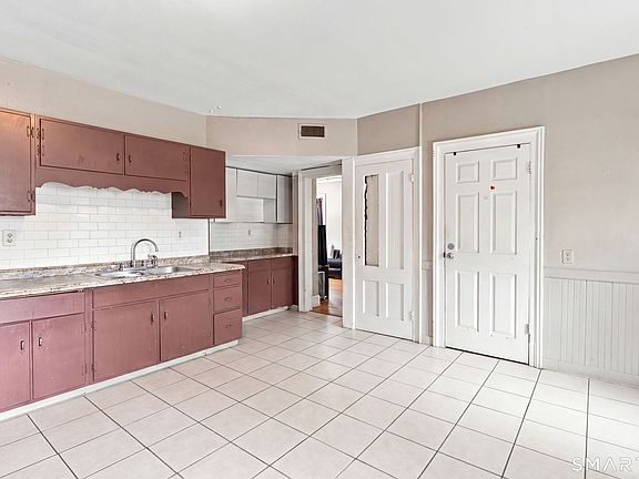 3rd image of 47 Hubbard Street