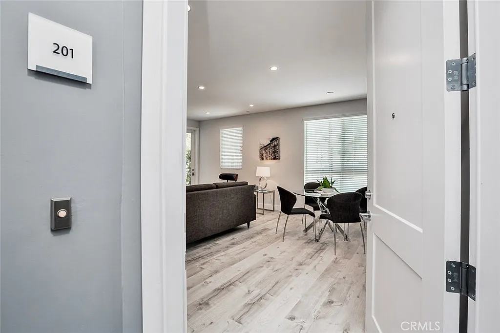 3 bed, 1600 sqft, $4,495 — Photo 3