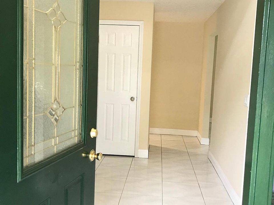 1st image of 910 Stillwell Ln