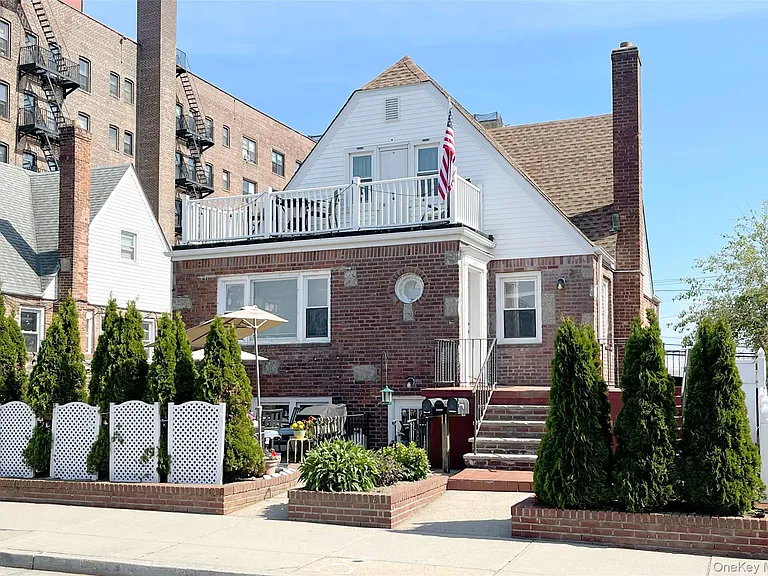 364 E Broadway #MIDDLE — Photo 2