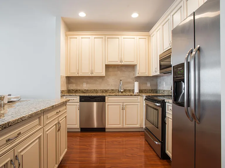 600 Autumn Ln — Photo 2