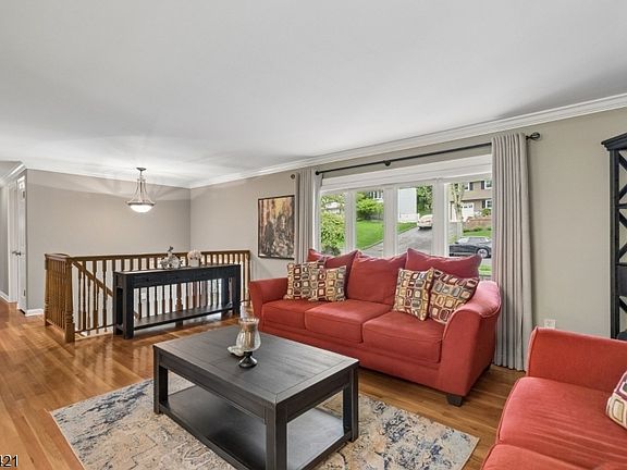 3rd image of 60 Edgemere Rd
