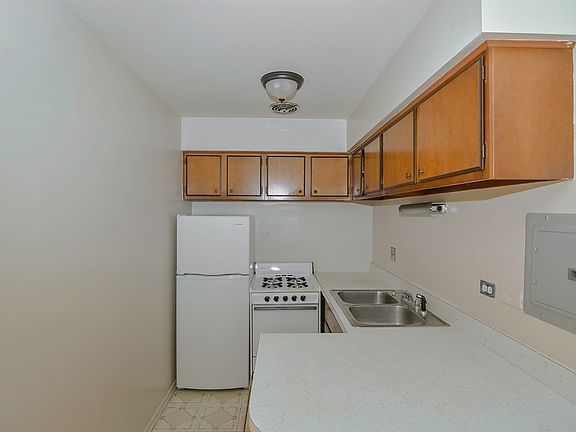 2nd image of 660 W Wrightwood Ave #D905