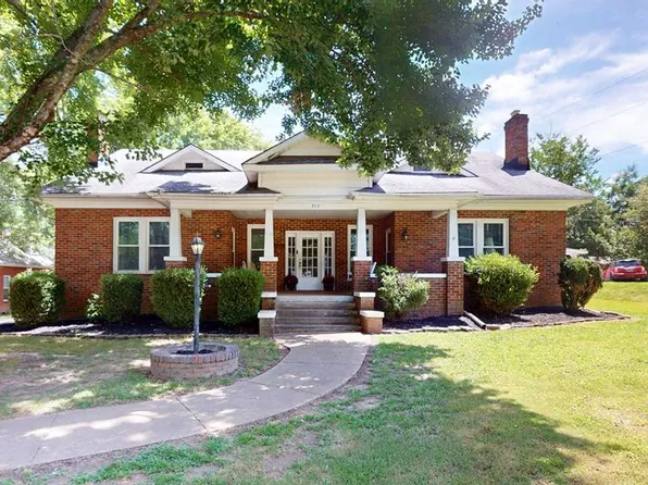 717 Dunlap St, Paris, TN 38242