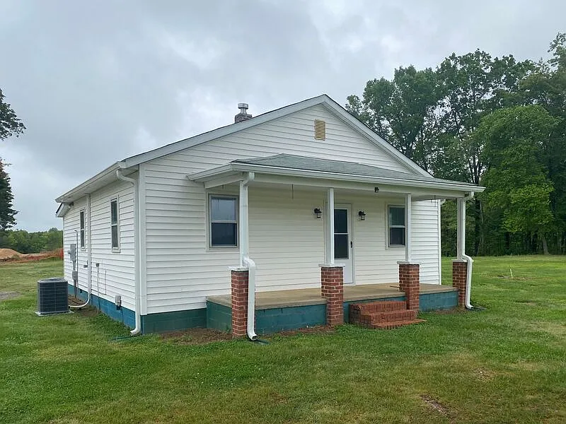 2 bed, 1.0 bath, 896 sqft, $1,400 — Photo 2