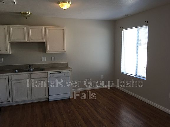 3rd image of 3530 Greenfield Dr