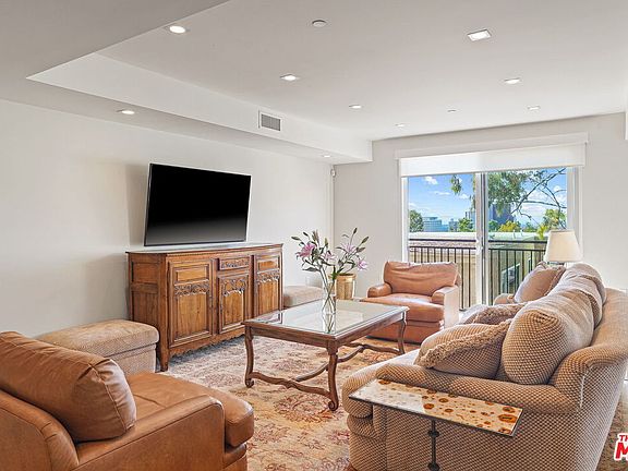 4th image of 441 S Barrington Ave #406