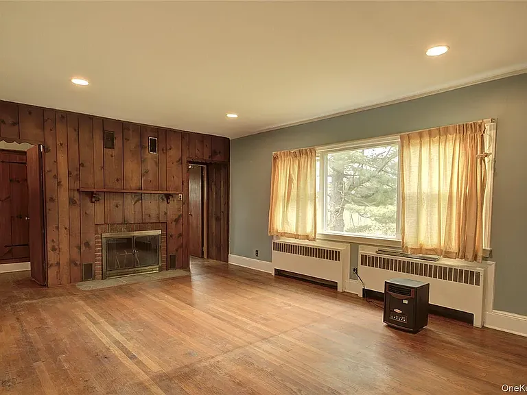 32 Burrow Dr — Photo 2