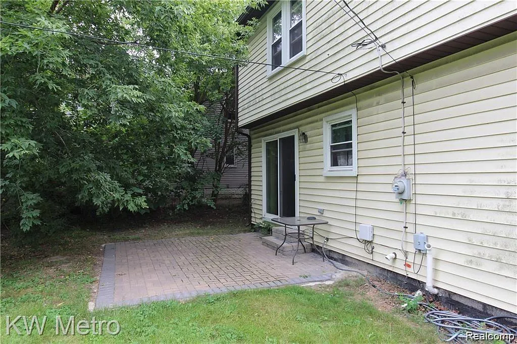 3 bed, 1.5 bath, 1750 sqft, $2,250 — Photo 3