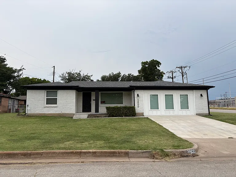 2800 Sierra Dr — Photo 2