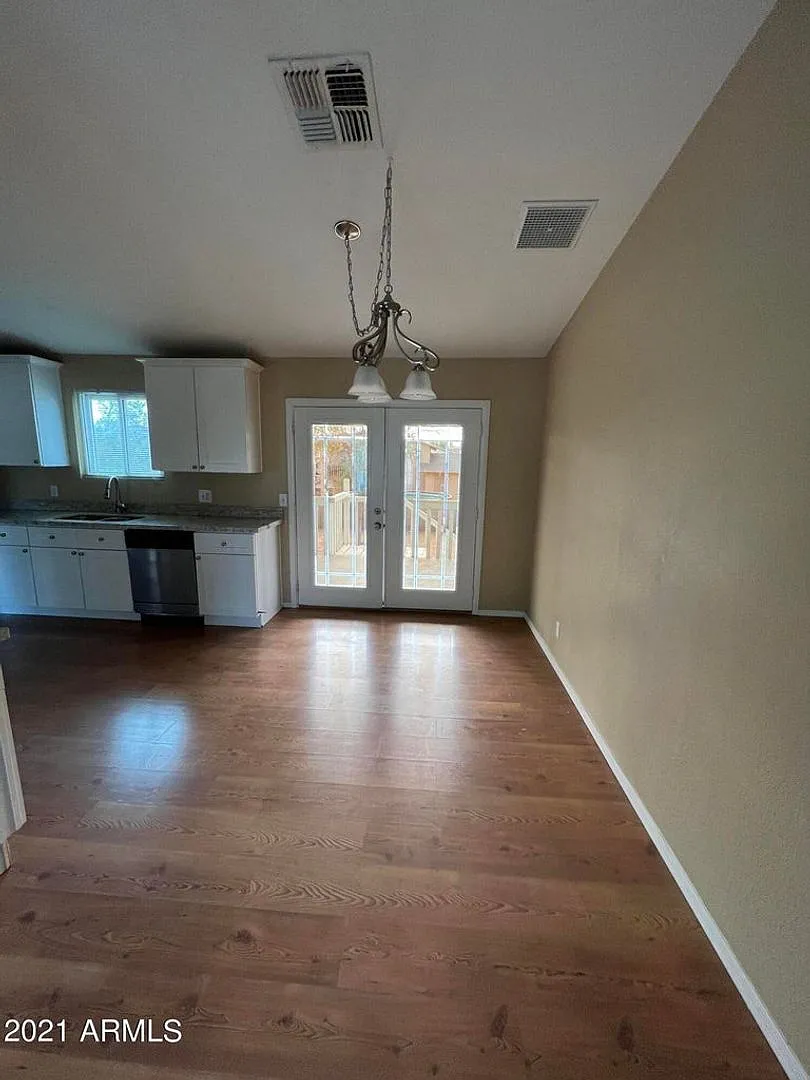 5 bedroom 2 bath, new carpet, new Paint with an energy efficient Solar system. — Photo 4