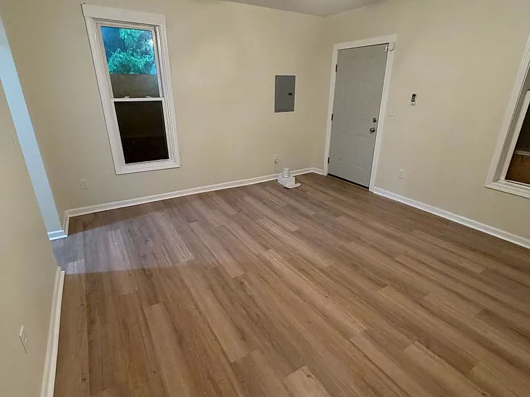 1109 W Hill St — Photo 16