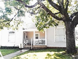 Closest house to UK's campus with a cozy front porch which overlooks W.T. Young Library.