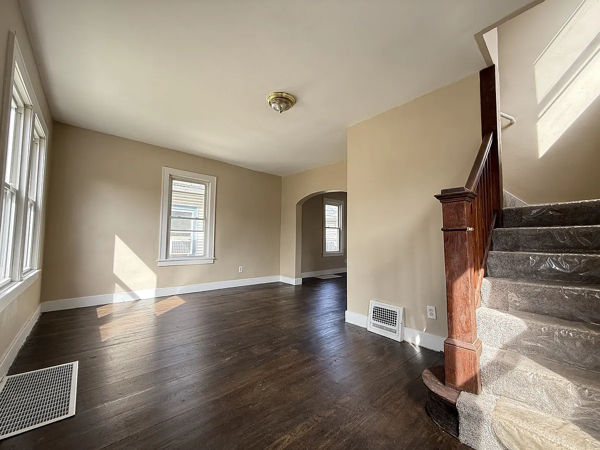 Building Photo - 1330 W Hillsdale St